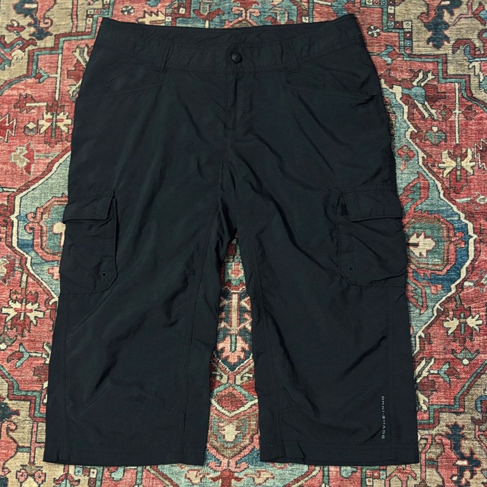 Columbia Ladies Sz 4 Black Cargo below the knee Shorts w 6 pockets